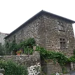 D'hotes Et Du Tapissier 4*