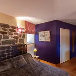 D'hotes Et Du Tapissier