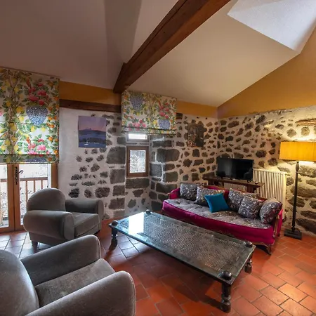 D'hotes Et Du Tapissier