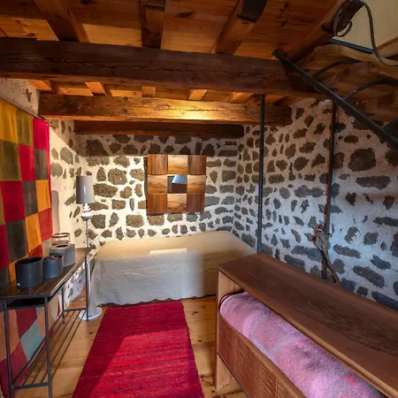 D'hotes Et Du Tapissier