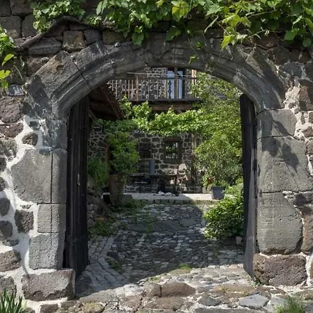 招待所 D'hotes Et Du Tapissier Polignac (Haute-Loire)