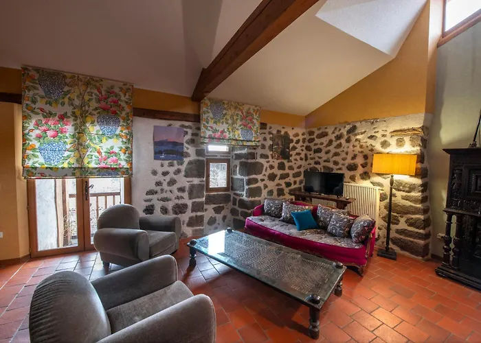 D'hotes Et Du Tapissier