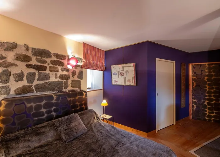 D'hotes Et Du Tapissier