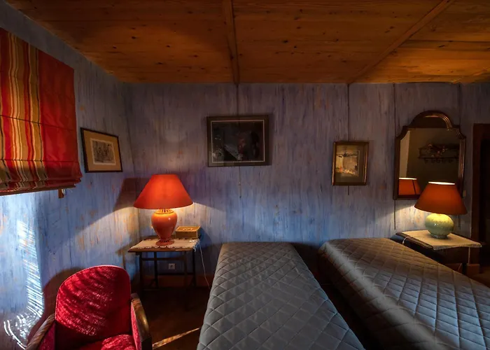 D'hotes Et Du Tapissier 4*