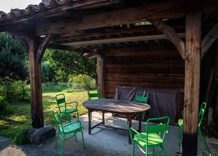 D'hotes Et Du Tapissier 4*